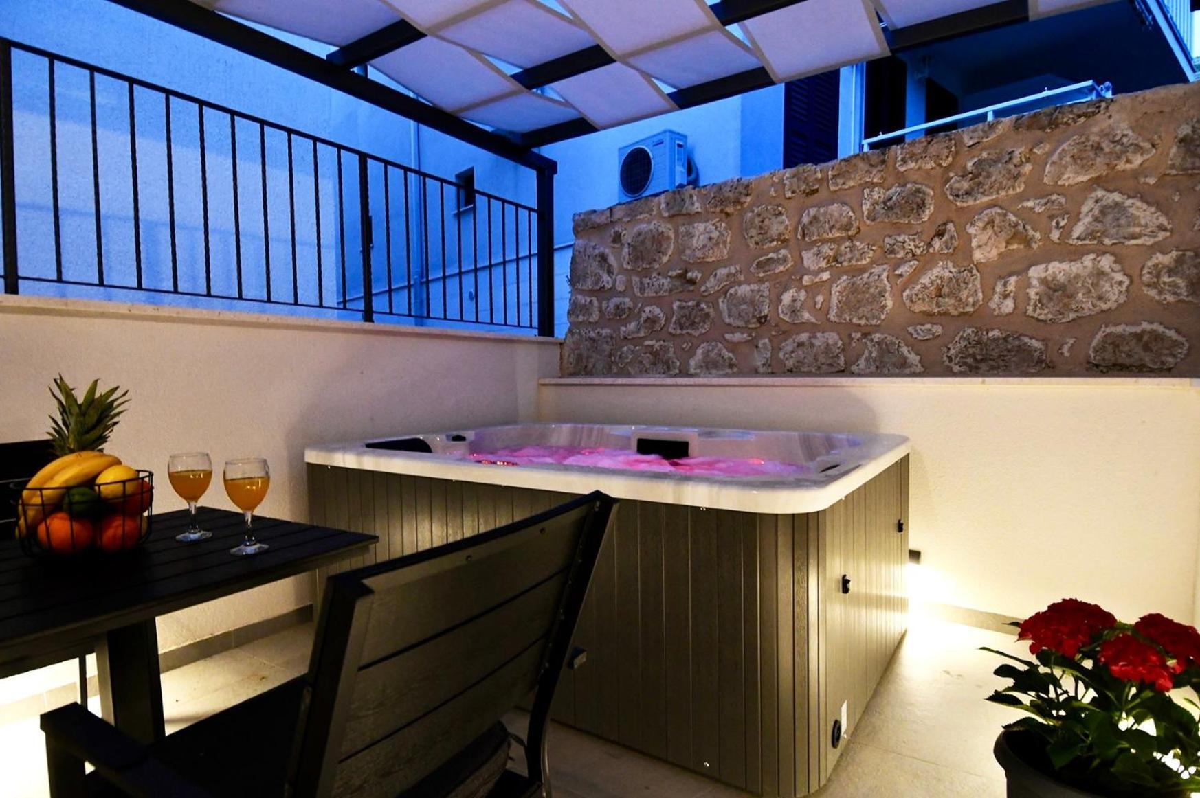 Modern Jacuzzi Minnie *
